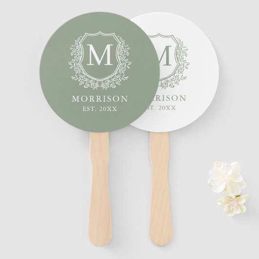 Monogram Sage Green Crest Botanische bruiloft Handwaaier (Voorkant en achterkant)