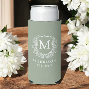 Monogram Sage Green Crest Botanische bruiloft Seltzer Blikjeskoeler