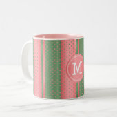 Monogram Sage Green en Coral Polka Dots Tweekleurige Koffiemok (Voorkant links)