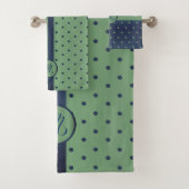 Monogram Sage Green en Slate Polka Dot Pattern Bad Handdoek (Insitu)