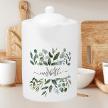 Monogram Sage Green Eucalyptus Greenery Leaves Theepot<br><div class="desc">Introductie van onze Monogram Sage Green Eucalyptus Greenery Leaves Theepot. Voeg natuur en gebladerte vibes toe aan je drink en drankje. Geschikt als cadeau voor liefhebbers van plant en natuur.</div>