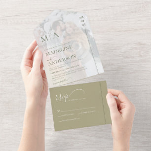 Monogram Sage Green met bedekte fotobruiloft All In One Uitnodiging