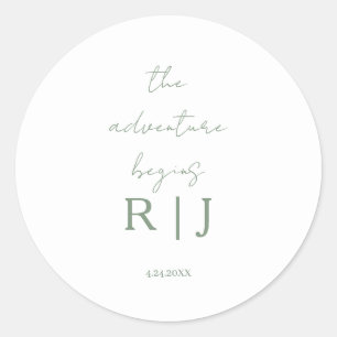 Monogram Sage Groene Citaat Avontuur Begint Trouwe Ronde Sticker