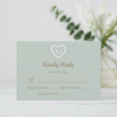 Monogram Sage White Gold Heart Shaped Wedding RSVP Kaart (Staand voorkant)