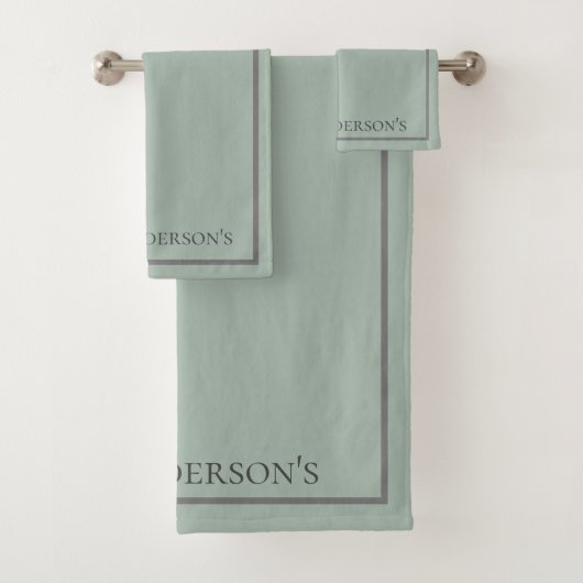 Monogram Saliegroen Grijze Rand Cadeau Bad Handdoek (Insitu)