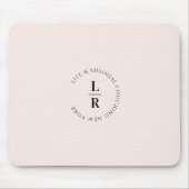 Monogram, salon, minimalistisch, licht-beige-roos muismat (Voorkant)