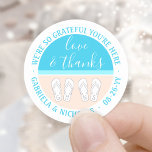 Monogram Sandalen Strand Bruiloft Liefde & Bedankt Ronde Sticker<br><div class="desc">Voeg een chique finishing touch toe aan het strand thema bruiloft gunsten en bedank je notities met unieke gepersonaliseerde "love & bedankt" stickers. Alle tekst op deze sjabloon is eenvoudig aan te passen of te verwijderen. Verander gebogen tekst om ronde adreslabels te maken. Voor het pastelkoraal en het licht turquoise...</div>