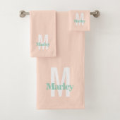 Monogram Schattige Blush Pink Bold Modern Stijlvol Bad Handdoek (Insitu)