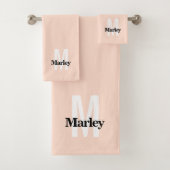Monogram Schattige Blush Pink Bold Modern Stijlvol Bad Handdoek (Insitu)