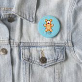 Monogram schattige bruine teddybeer op blauw ronde button 5,7 cm (In situ)
