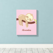 Monogram Schattigee Baby luiaard op boomroze kinde Canvas Afdruk (Insitu (Houten vloer))