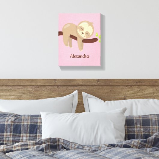 Monogram Schattigee Baby luiaard op boomroze kinde Canvas Afdruk (Insitu (Slaapkamer))
