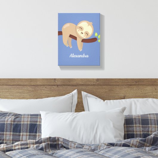 Monogram Schattigee Baby Sloth op boomkwekerij Canvas Afdruk (Insitu (Slaapkamer))