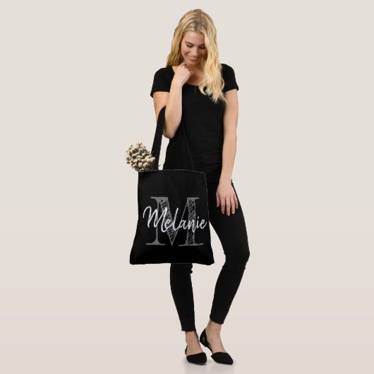 Monogram schouder van groot zwart- typografie tote bag (Op model)