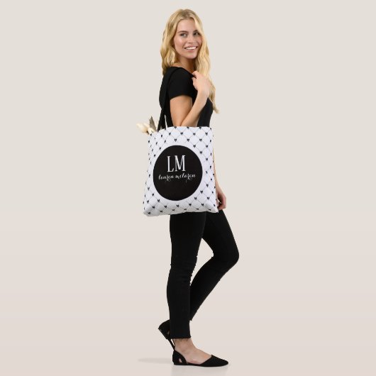 Monogram Script Bow Tote Bag – White & Black (Op model)