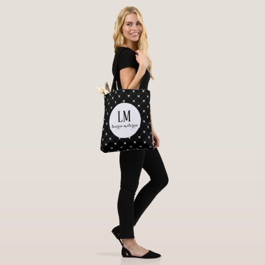 Monogram Script Bow Tote Tas – Zwart & Wit (Op model)