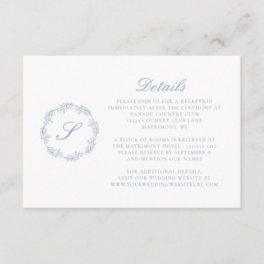 Monogram Script krans Dusty Blue bruiloft details Informatiekaartje (Voorkant)
