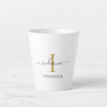 Monogram Script Name Stylish Gold Grey Minimalist Latte Mok<br><div class="desc">Een elegant modern monogram ontwerp u kunt gemakkelijk aanpassen door jouw naam in hand letterd manuscripttypografie en initiaal in gouden effect kleur op een witte achtergrond toe te voegen. Verander volledig de tekstkleuren en achtergrond door onze "pas het"verbinding onder de "Personalize"verbinding aan te passen. Perfect als huisvreter, bruiloft of verjaardagsgeschenken....</div>