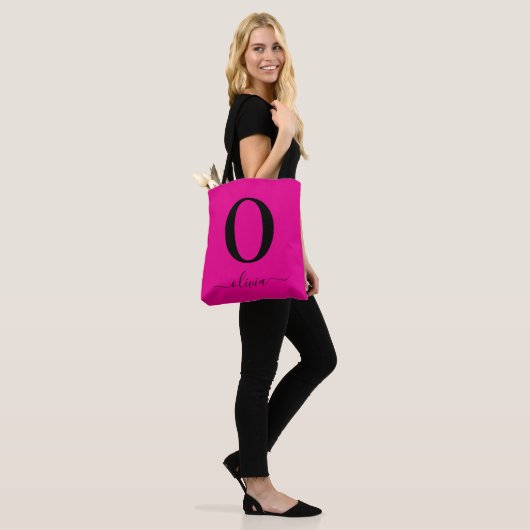 Monogram scriptnaam gepersonaliseerd roze en zwart tote bag (Op model)