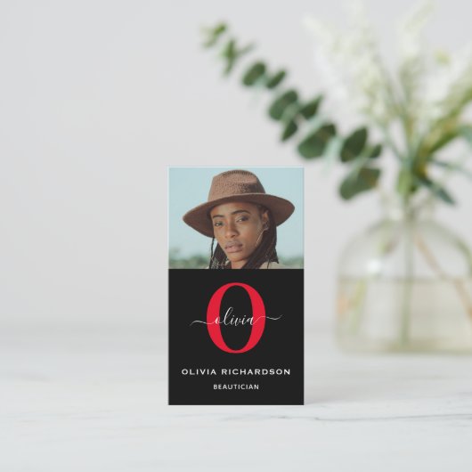 Monogram scriptnaam zwart wit rode taak verticaal visitekaartje (Staand voorkant)