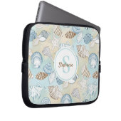 Monogram Seashells Pattern Coastal Laptop Sleeve (Voorkant Rechts)