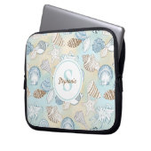 Monogram Seashells Pattern Coastal Laptop Sleeve (Voorkant Links)