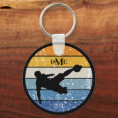 Monogram Silhouette Soccer Player Retro Stripe Sleutelhanger (Voorkant)