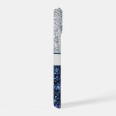 Monogram Silver Dark Blue Glitter Trendy Chic iPhone 15 Case (Rechterkant)