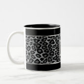 Monogram Silver en Gray Leopard Animal Print Tweekleurige Koffiemok (Links)