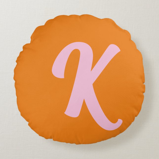 Monogram sinaasappel en roze rond kussen (Voorkant)