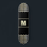 Monogram skateboard met golven op zwart<br><div class="desc">Dit aanpasbare skateboard wordt geleverd met een monogram en abstracte digitale golven aan beide zijden. Het lettertype,  de grootte en de kleur van het monogram kunnen worden gewijzigd. De achtergrond is zwart,  maar je kunt het ook veranderen. Moderne skateboard.</div>