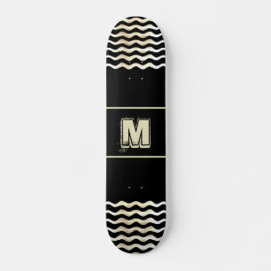Monogram skateboard met golven op zwart