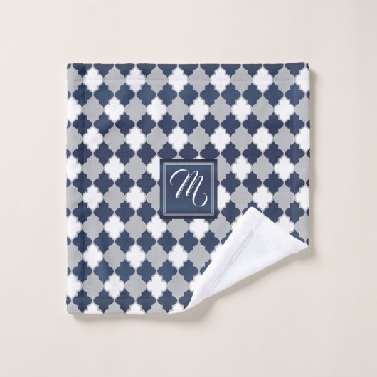 Monogram Slate Blue, Grijs en Wit Quatrefoil Bad Handdoek (Wasdoekje)