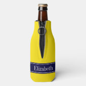 Monogram Solid Yellow, Navy Blue Ribbon Name Flesjeskoeler (Fles Achterkant)