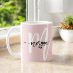 Monogram Stijlvol Modern Schattige Blush Pink Koffiemok<br><div class="desc">Drink je favoriete drankje in stijl met deze Monogram Stijlvolle Modern Schattigee Blush Pink Coffee Mok. Deze mok heeft een strak en modern design en toont een zacht, blozend roze achtergrond met een gepersonaliseerd monogram in een elegant script. De duurzame keramische constructie zorgt voor langdurig gebruik, terwijl het comfortabele handvat...</div>