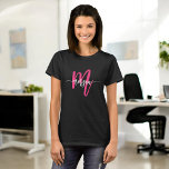 Monogram Stijlvol Modern Zwart Hot Pink T-shirt<br><div class="desc">Verhoog je kledingkast met ons Monogram Stijlvol Modern Hot Pink T-Shirt! Dit t-shirt heeft een opvallende roze tint en is gepersonaliseerd met uw monogram in een strak, modern lettertype voor een chique, aangepaste look. Gemaakt van zachte, hoogwaardige stof, biedt het de hele dag comfort en duurzaamheid. Perfect voor casual uitstapjes...</div>