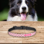 Monogram Sweet Baby Roze Gingham Douanenaam Huisdier Halsbandje<br><div class="desc">Deze schattige halsband heeft een gingham-patroon in een roze baby dat je kunt aanpassen met de naam van je huisdier. Pas het aan door de placeholder tekst te vervangen. Klik op de knop "Aanpassen" voor meer opties zoals het wijzigen van het lettertype en het formaat ervan. *Gelieve te merken op...</div>
