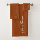 Monogram Terracotta Modern Signature Script Bad Handdoek (Insitu)