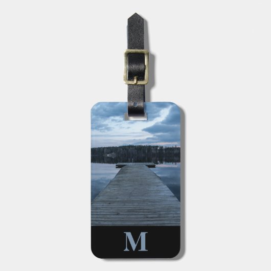 Monogram Travel Wood Pier, Blue Lake en Forest Bagagelabel (Voorkant verticaal)