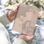 Monogram Trendy Beige & Terracotta Stippen 2024 Planner<br><div class="desc">Trendy Beige Monogram met Terracotta Boho Brown Planner - zie alle coördinerende producten in onze winkel! U hebt de mogelijkheid om het ontwerp over te zetten naar andere producten en uw eigen aangepaste personalisatie toe te voegen - klik op de "Dit ontwerp overbrengen naar een product" hierboven. Als je hulp...</div>