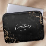 Monogram Trendy Black & Gold Marble Laptop Sleeve<br><div class="desc">Trendy laptop-hoesje met zwarte en gouden marmer achtergrond en chic calligraphy font for jouw naam or initialen. Het hoesje van de elektronica van het manuscriptmonogram omvat ruimte om jouw naam of initialen toe te voegen, kunt u uw bedrijfs logo zelfs toevoegen om het meer collectief te maken. Deze stijlvolle en...</div>