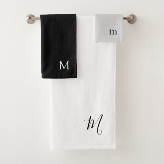 Monogram Trio | Modern Black White en Grey Bad Handdoek (Insitu)