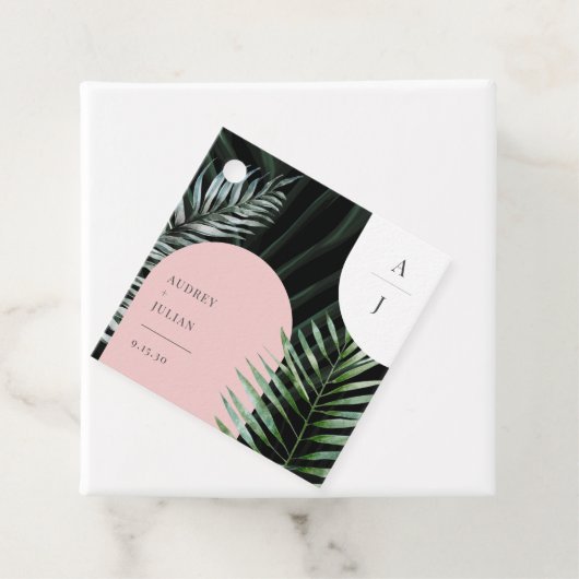 Monogram Tropische Blush Roze Boog Palm Bladeren Bedankjes Labels (In situ)