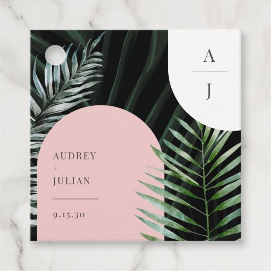 Monogram Tropische Blush Roze Boog Palm Bladeren Bedankjes Labels (Voorkant)