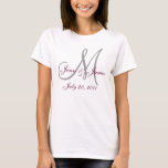 Monogram Trouwfeest T-shirt<br><div class="desc">Bewaar de datum Monogram bruiloft T-shirt. Maak deze sierlijke trouwt-shirts en geef ze als cadeau aan je huwelijksfeest door je initiaal, namen en datum toe te voegen. U kunt de kleuren kiezen en natuurlijk aanpassen met uw persoonlijke gegevens. Ontwerp van Elke Clarke©2008</div>