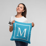 Monogram Turquoise blue aanpassen Kussen<br><div class="desc">Pas het monogram aan op Turquoise blauw en gooi kussen. Pas en personaliseer door het monogram initiaal te vervangen zoals gewenst.Het monogram ontwerp is beschikbaar in polyester 100% evenals in katoen van de klasse A. Kies het vereiste materiaal.</div>