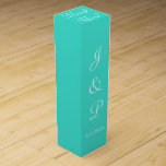 Monogram Turquoise White Wedding Wine Box Wijn<br><div class="desc">felle Turquoise trouwfeesten voor je bruidsfeest en receptiegangers. Personaliseer met de Initialen van de Voornaam van de Bride en van de Groei en de Datum van de Weddenschap in witte teksten. Dank u wordt geschreven in wit manuscript bovenop doos. Design van TamiraZDesignes.</div>