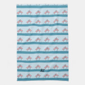 Monogram Twee Roze Flamingo's op het Waterpatroon Theedoek (Verticaal)