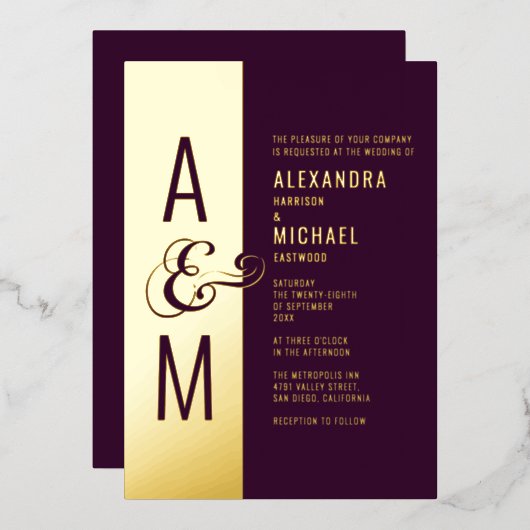 Monogram Typografie Modern Burgundy Wedding Folie Uitnodiging (Voorkant / Achterkant)