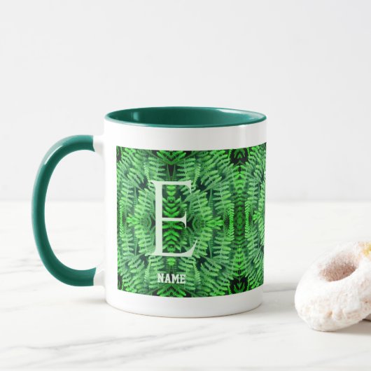 Monogram Uw Initiële Groene Varens Gepersonaliseer Mok (Met donut)